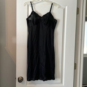 Beautiful Vintage Vanity Fair Black Slip  Size 34 Small EUC